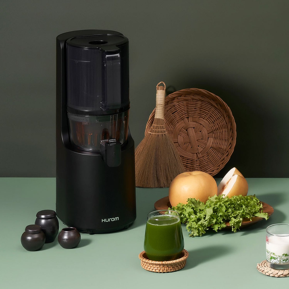HUROM H200 Easy Clean Slow Juicer Black NordHive